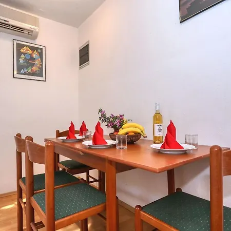 Ante Apartment *